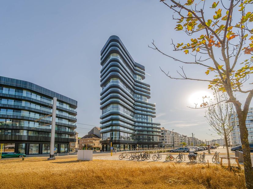Vivre au plus haut niveau prend un nouveau sens dans ce luxueux appartement à vendre situé dans l'emblématique Heroes Tower de Knokke-Heist. Avec une