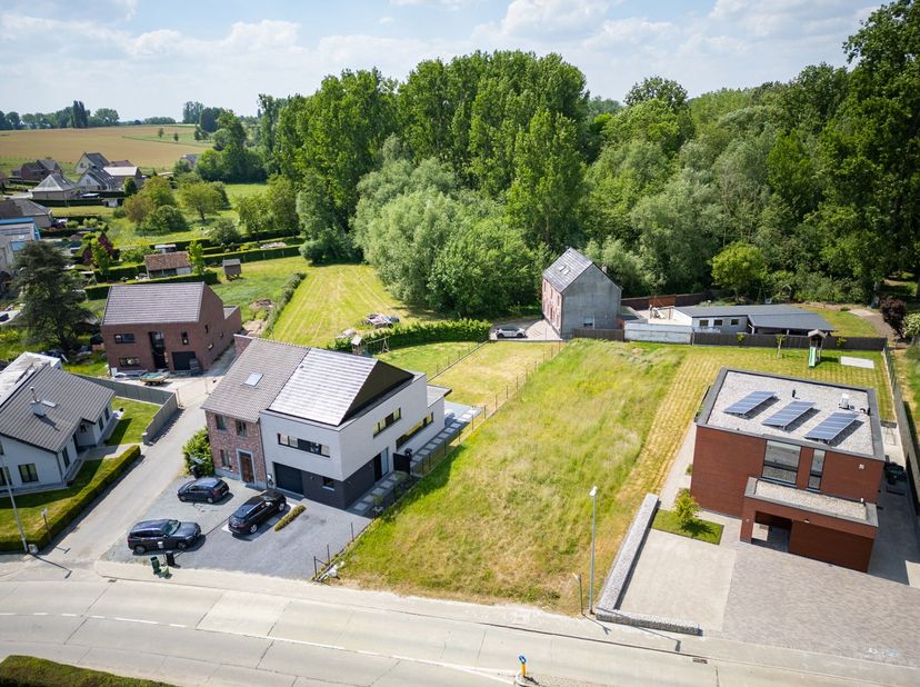 Prachtige bouwgrond voor open bebouwing in Nederhasselt<br />
In de rustige Groenstraat, ter hoogte van nummer 144, vindt u deze mooie bouwgrond van 7