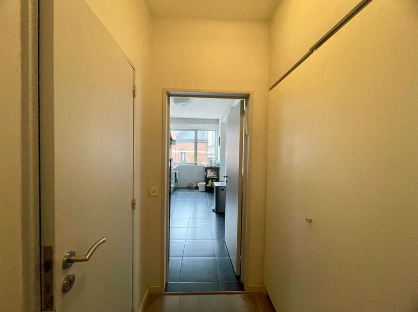 Situation : Cet appartement jouit d'une situation extrêmement centrale à Anvers Sud, dans une rue secondaire de la Mechelsesteenweg. Grâce à la proxim