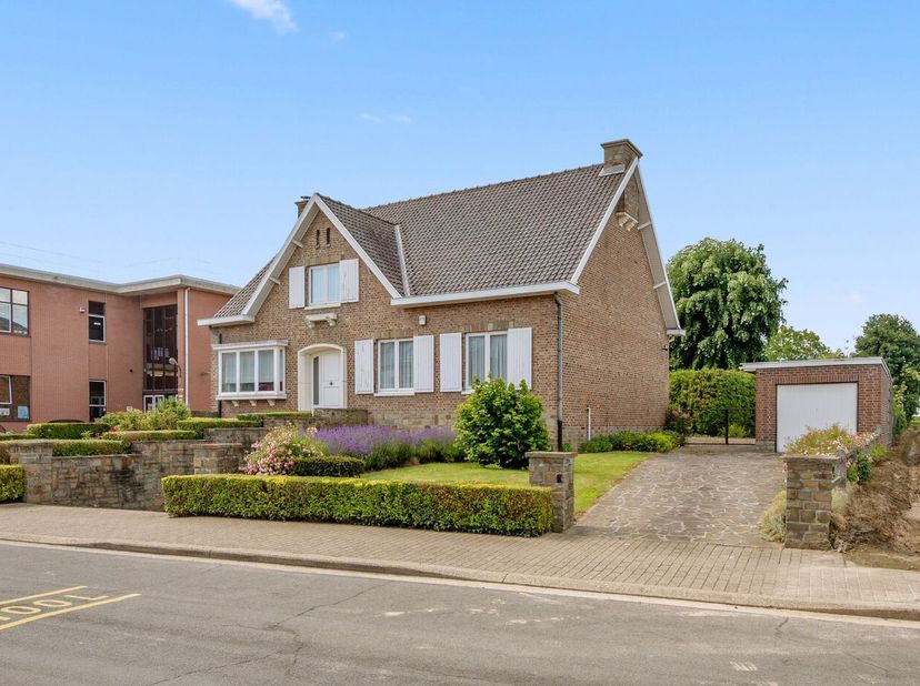 Ontdek deze uitzonderlijk ruime halfopen woning met het gevoel van een open bebouwing, gelegen op een mooi perceel met zuidwest-georiënteerde tuin waa