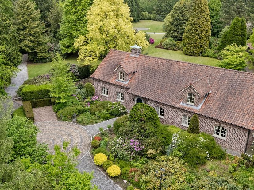 Exclusieve woning van 565 m² op 18.755 m² privédomein  Lanaken/Zutendaal.<br />
Er is goede verbinding naar de autosnelweg E314, wat handig is voor re