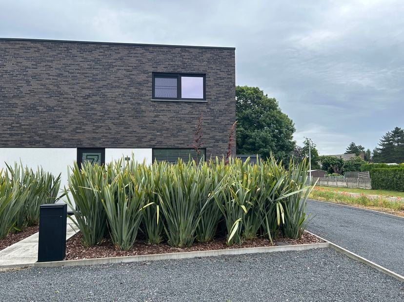 Ben jij op zoek naar een gezinswoning op een rustige locatie? Dan hebben wij gevonden wat jij zoekt!<br />
INDELING:<br />
Gelijkvloers:<br />
- Inkom