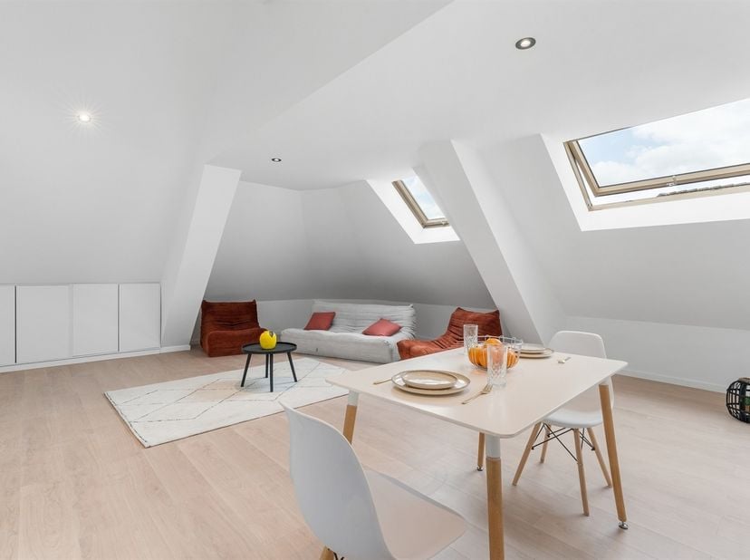 Dit appartement op de tweede verdieping van deze kleinschalige residentie werd volledig gerenoveerd en is instapklaar.<br />
<br />
Via de gemeensch
