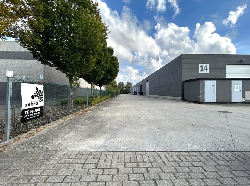 Nabij het centrum van Meulebeke, kan u deze recente loods + parkeerplaats terugvinden.&amp;nbsp;&amp;nbsp;<br />
Deze loods ligt nabij belangrijke invalswegen