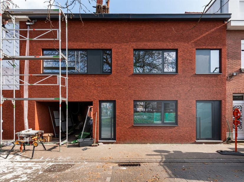 Locatie: <br />
Deze woning is gelegen aan de Heilig Bloedlaan 295 in Hoogstraten, op een centrale ligging vlakbij winkels, scholen ((het Klein Semina