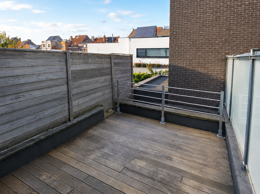 In de gegeerde Aaigemstraat bevindt zich deze recent gerenoveerde woning met drie slaapkamers, een bureau en een gezellig dakterras. Dankzij de uitste
