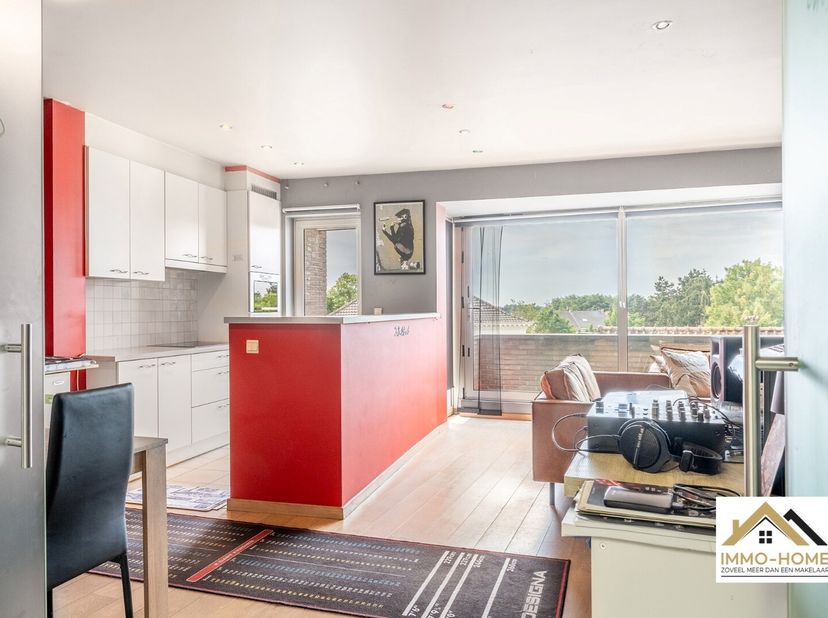 Dit ruime appartement is gelegen op de bovenste verdieping van het gebouw, en is te bereiken via zowel trap als lift. Zo kom je in je eigen centrale h