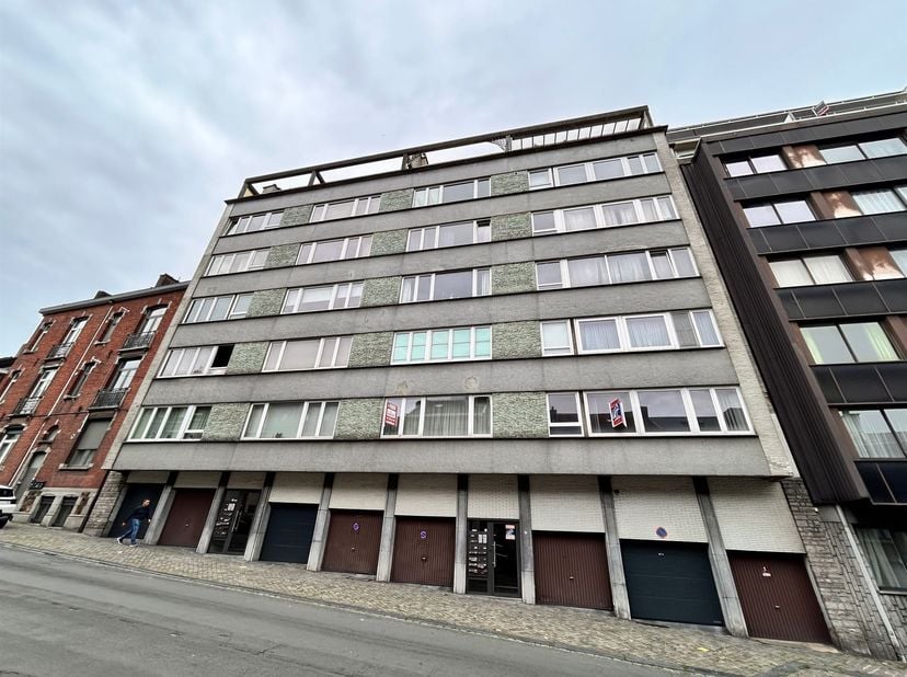 Situé au 1er étage d'une copropriété bien tenue se trouvant à 3 minutes à pieds de la Place Saint-Lambert et du centre-ville, ce joli studio propose s