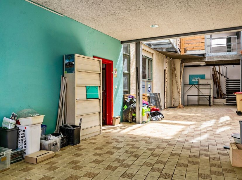 In het hart van Sint-Niklaas bevindt zich dit uitzonderlijk ruime en uiterst veelzijdige gebouw met een indrukwekkende bruikbare oppervlakte van maar