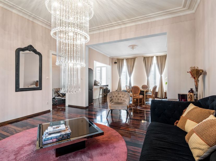 Locatie: Op de Rembrandtstraat in 2018 Antwerpen staat dit ruim en instapklaar triplex appartement te koop. Het appartement is gelegen op een toplocat