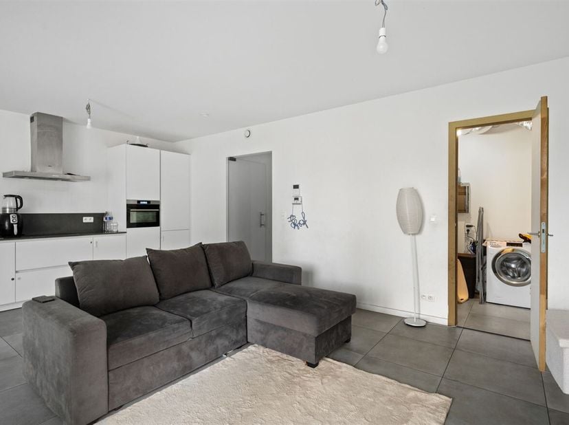 Ligging: Dit appartement aan de Boomsesteenweg in Willebroek biedt een uitstekende ligging. Dicht bij het centrum, winkels en supermarkten, en vlotte