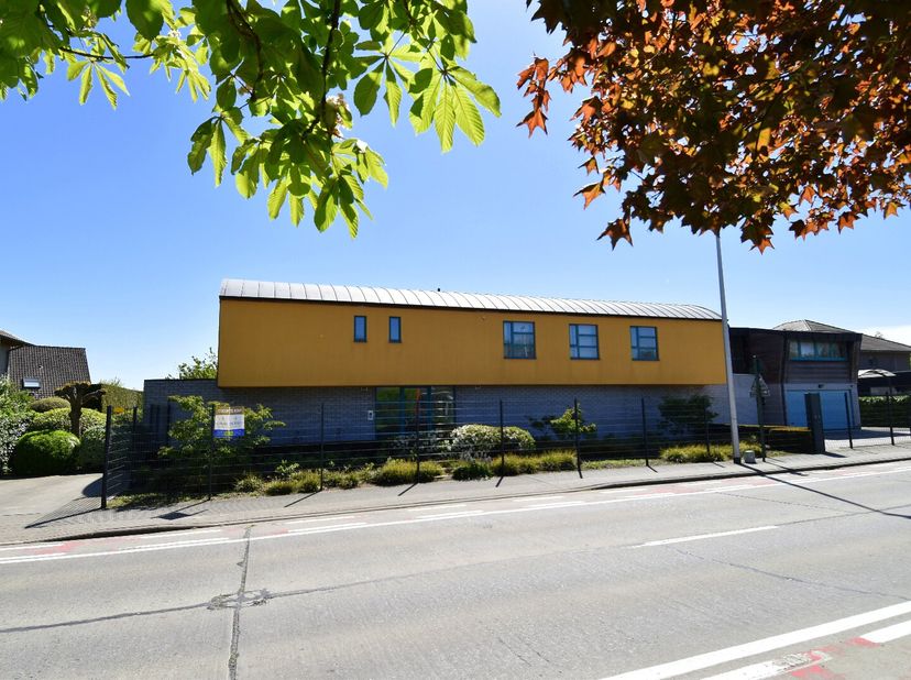 Op een bijzonder gunstige ligging in Gullegem presenteren we u deze uitzonderlijke, karaktervolle vrijstaande woning op een perceel van maar liefst 2.