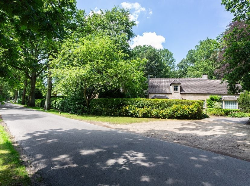 In de rustige en groene Sint-Amelbergalei in Schoten bevindt zich deze charmante vrijstaande woning op een uitzonderlijk perceel van 2.180 m². Hier wo