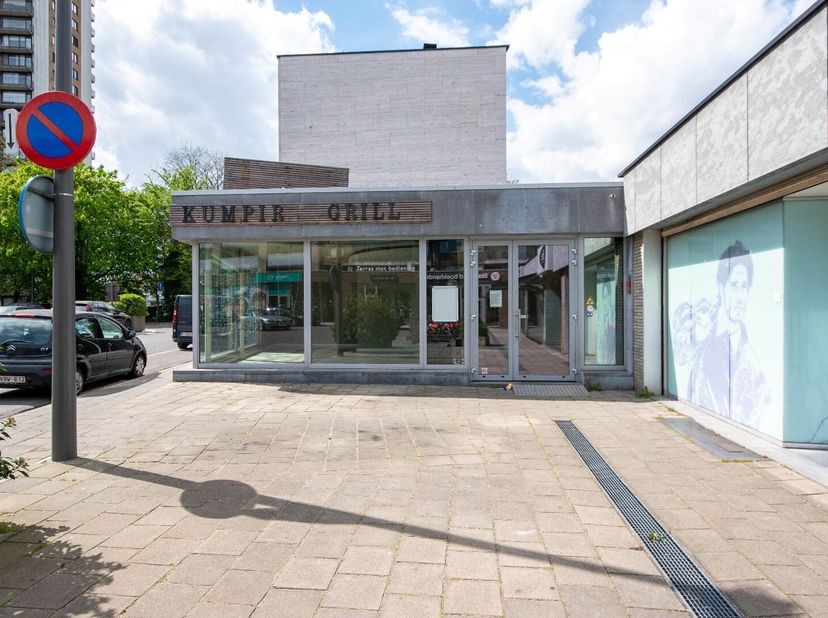 Deze commerciële ruimte is gelegen in de Jules Moretuslei en loopt door tot het Mastplein, waar er een ruime publieke parking is. De winkel is +/-200m