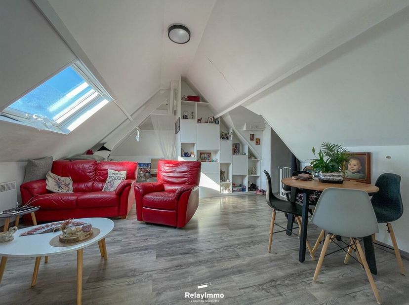 Kavel van twee appartementen in een klein condominium bestaande uit een appartement met twee slaapkamers van 66 m2 en een studio van 50 m2. Ideaal gel