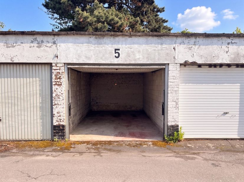 Deze garagebox biedt een praktische oplossing voor wie op zoek is naar een veilige parkeerplaats of extra opslagruimte in de buurt. Parkeren in de str