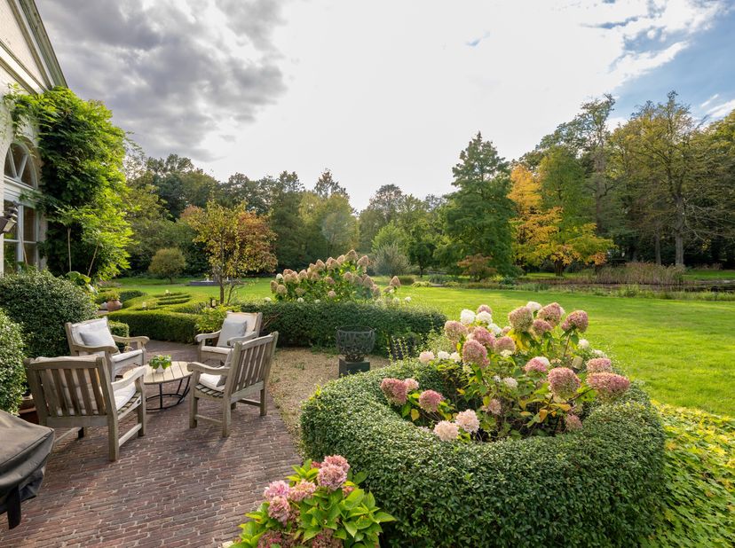 Cette belle villa se trouve près du centre de Brasschaat.<br />
Une allée spacieuse en briques hollandaises nous mène à la zone de stationnement pour