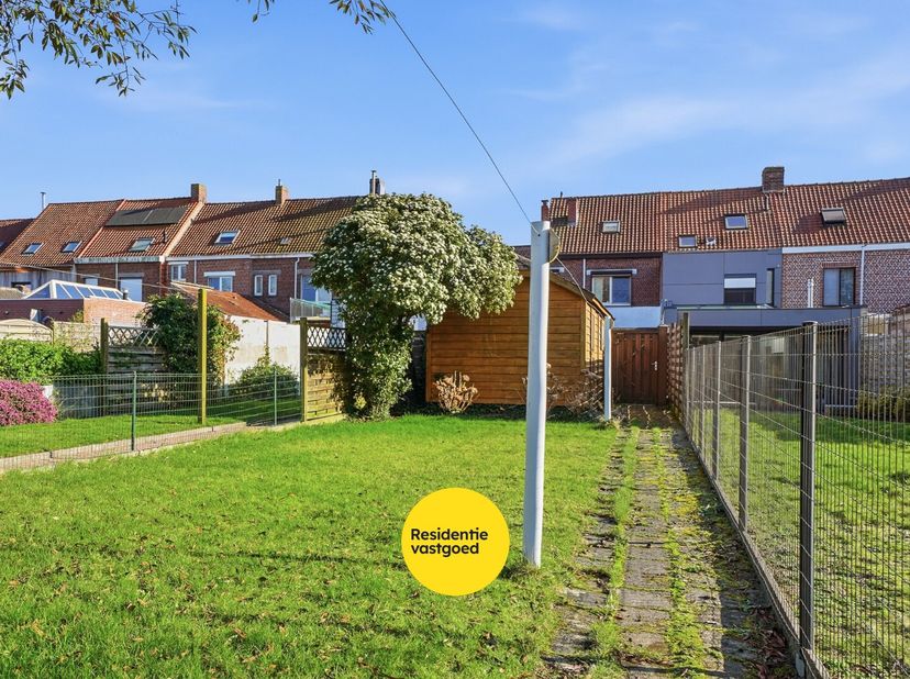 Deze verzorgde rijwoning bevindt zich in het centrum van Zwevegem, op wandelafstand van de Groene Kouter en diverse voorzieningen. De woning werd door