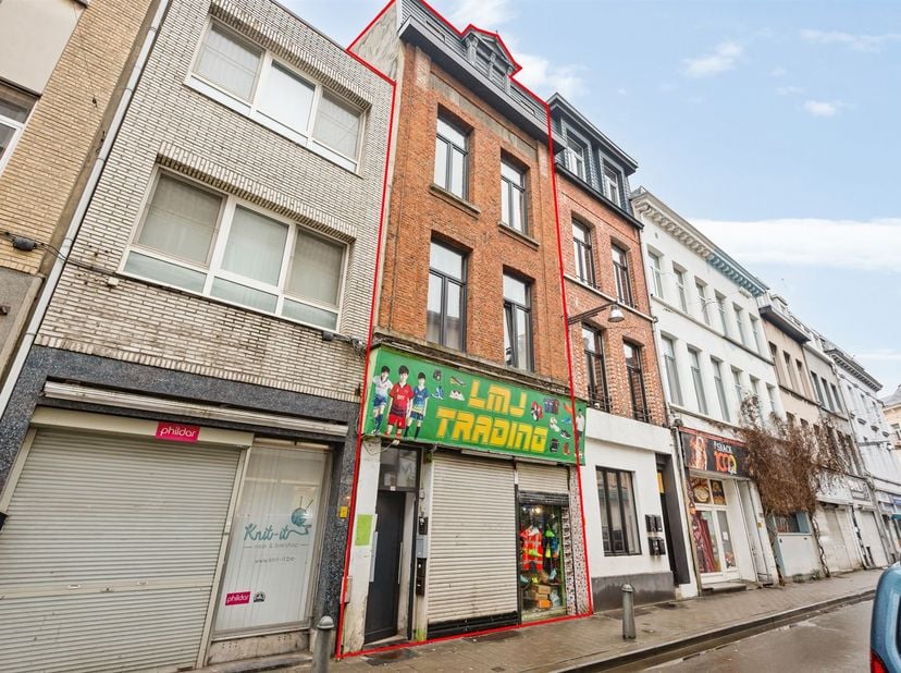 Opbrengsteigendom met handelsgelijkvloers en 5 appartementen<br />
 Ligging: Deze opbrengsteigendom is gelegen in hartje Antwerpen-Noord, in een druk