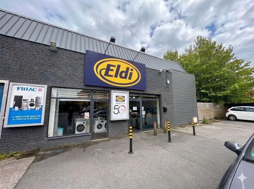 Propriété commerciale d'environ 250 m² à louer à Komen. Le bâtiment dispose d'un espace de stockage d'environ 100 m², idéal pour diverses activités co