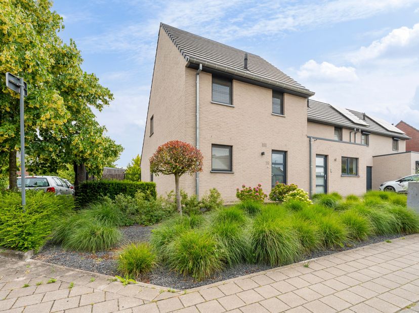 Recente halfopen bebouwing met afgesloten carport te koop in Lauwe<br />
Je betreedt de woning via de inkomhal met gastentoilet en handige ingebouwde