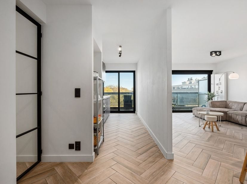 C'est avec beaucoup de passion, de connaissances et de compétences que cet appartement entièrement rénové (90m²) a fait l'objet d'une rénovation de gr
