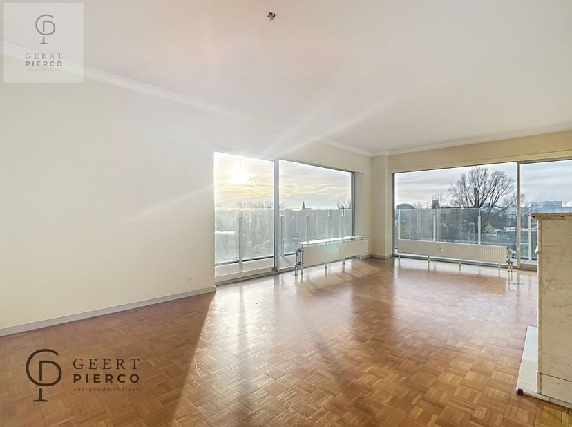 Dit ruime appartement is gelegen op een topligging in het centrum van Tienen en combineert comfortabel wonen met alle stadsvoorzieningen binnen handbe