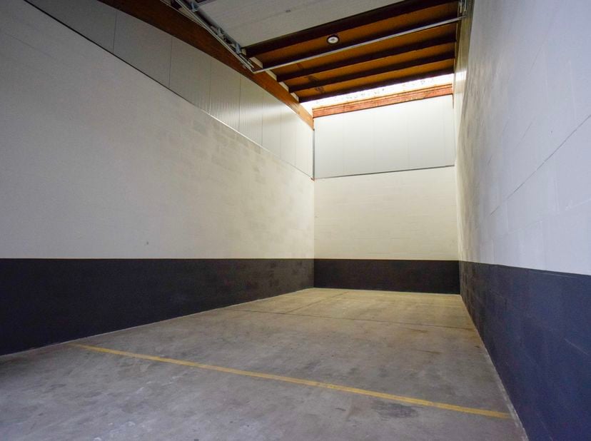 Bedrijfsvastgoed te huur in Izegemsestraat 95 bus 11.11,
                    8800 Rumbeke