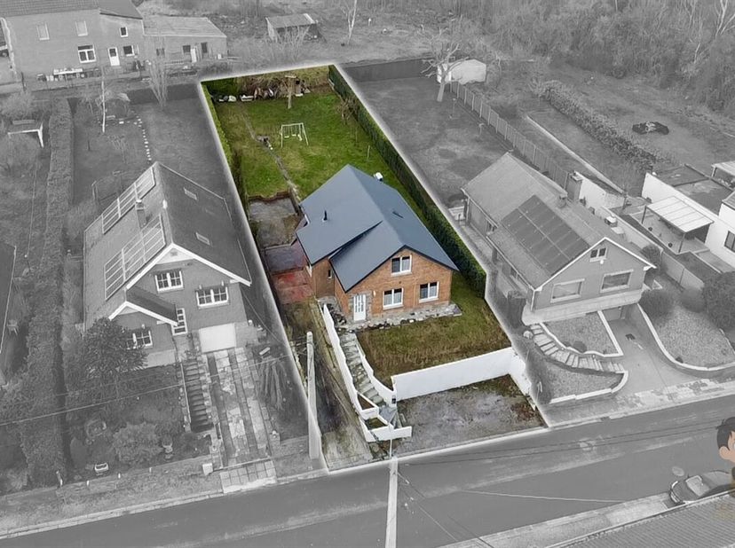 TE KOOP - Schitterende, volledig gerenoveerde villa met 3 slaapkamers<br />
Ben je op zoek naar een ruime, moderne woning die klaar is om in te trekke