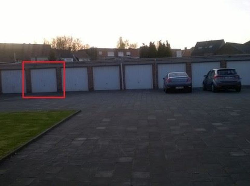 GARAGEBOX CENTRUM HEMIKSEM<br />
zeer ruime manoeuvreerruimte voor de garagebox<br />
<br />
eventuele mogelijkheid voor aankoop van een bijkomende ga