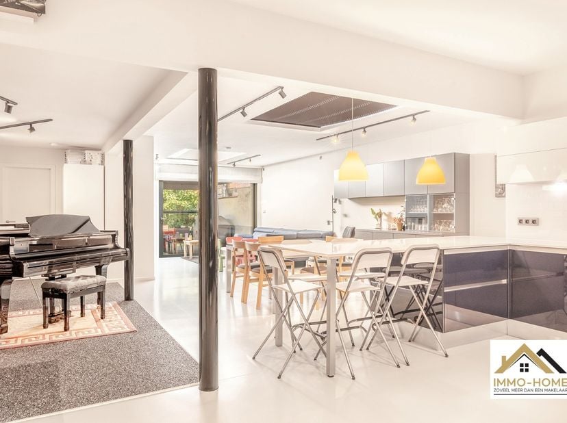 Deze verrassend grote rijwoning zit verborgen achter een mooie gevel, en is gelegen vlakbij het centrum van Lokeren. Via een ruime inkomhal (met gaste