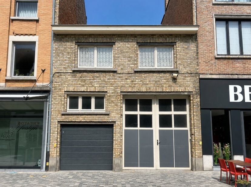 gelegen in het volle centrum, in woongebied<br />
in verschillende niveaus : -1/2 en gelijkvloers en +1/2 en verdiep<br />
toegangspoort van 3,4 m bre