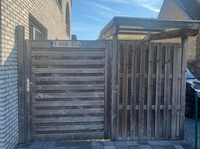 Gelijkvloers appartement met grote tuin op wandelafstand van het centrum Indeling : inkom, grote woonkamer met veel lichtinval, ingerichte keuken, twe