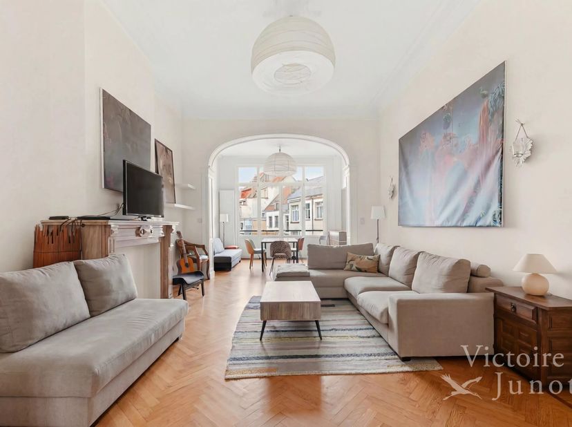 Gelegen aan een van de meest prestigieuze lanen in de wijk van het Place Brugmann, biedt deze prachtige triplex te renoveren een totale oppervlakte va