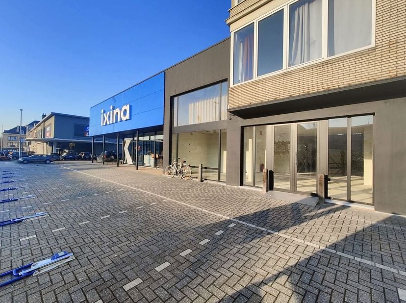 Strategisch gelegen op de Parklaan in Sint-Niklaas, bevindt dit ruime CASCO handelspand zich op een uiterst zichtbare commerciële locatie. Het pand is