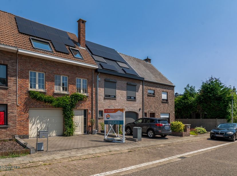 Op een uitstekende locatie te Duffel bevindt zich deze verzorgde en energiezuinige bel-etagewoning met 3 slaapkamers (mogelijks 4), inpandige garage e