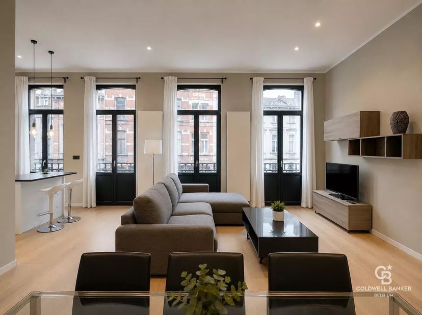 Dit charmante appartement van ongeveer 70 m² (EPB-oppervlakte) geniet van een uitstekende ligging in het hart van Elsene.<br />
Gelegen op de eerste v