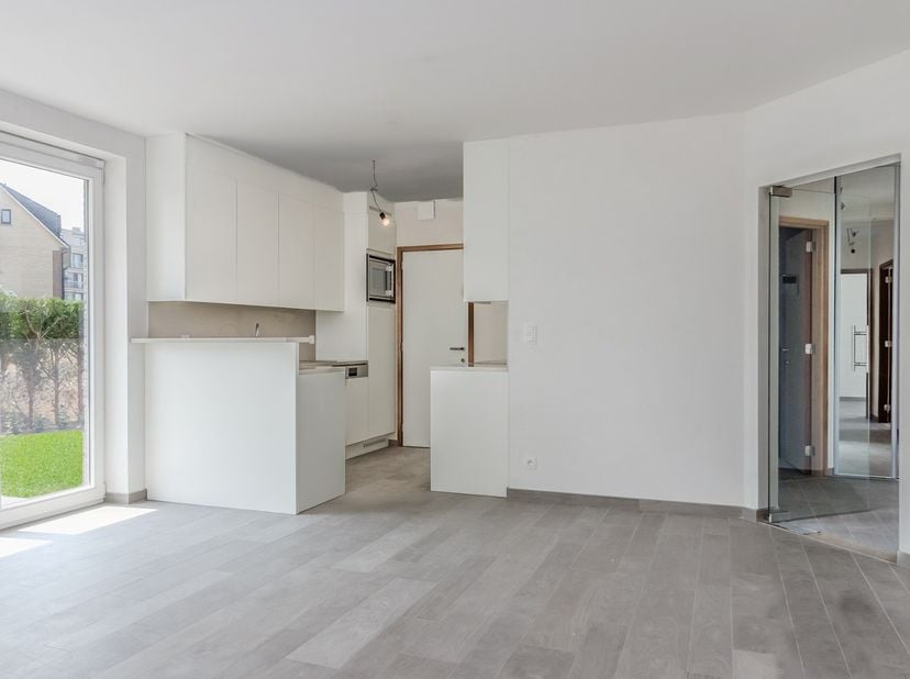 Geniet van de luxe in dit prachtig nieuwbouwappartement op wandelafstand van de zee. De living met moderne open keuken vormt een lichtrijk geheel, dat
