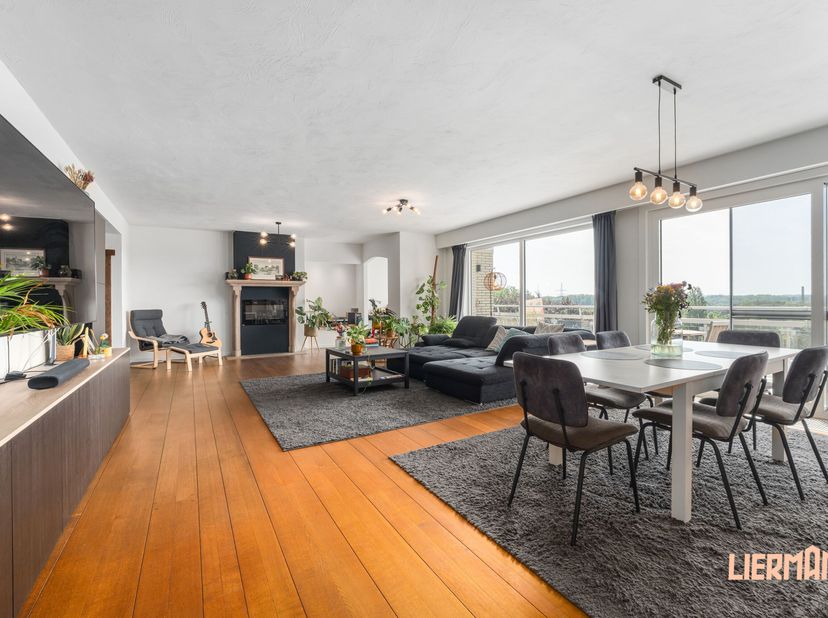 -- BEZOEKMOMENT 25/07 VM -- ENKEL OP AFSPRAAK --<br />
Dit volledig gerenoveerde penthouse geniet een absolute topligging aan de Parklaan in Aalst, in