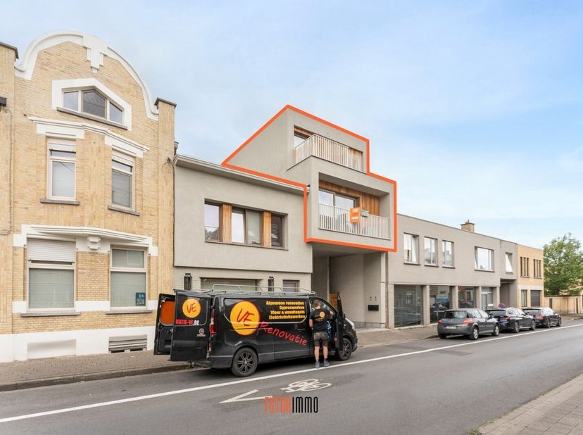 Dit toffe duplex appartement bevindt zich in de Sint-Blasiusstraat, een rustige maar centrale straat in hartje Rumbeke van waar vele locaties perfect