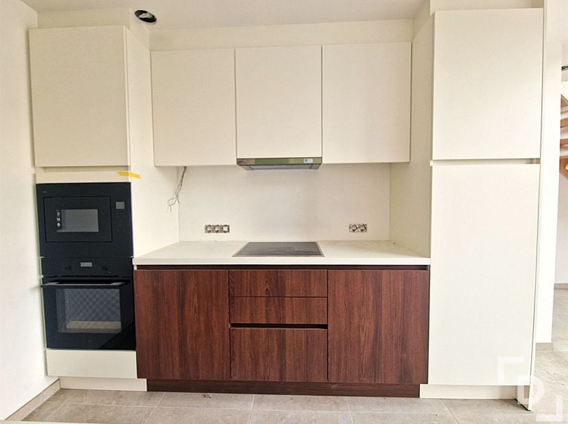 Midden in het centrum van Ieper vinden we deze prachtige duplex loft.<br />
De loft is gelegen in de Merghelynckstraat en strekt zich uit over de 2e