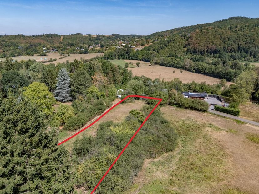 ERA B-LUX stelt u met plezier dit prachtige perceel van ongeveer 2.000 m² voor, gelegen in de Ourthe-vallei in Hampteau, in de gemeente Hotton.Het per