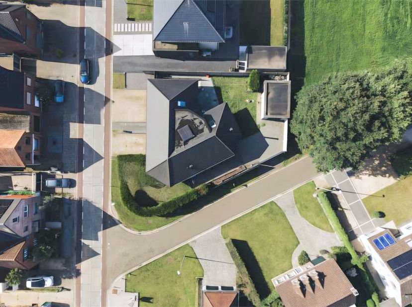 Luxueuze en energiezuinige villa met alle comfort , prachtige open leefruimte met toegang tot het terras via 2 schuiframen.voor meer foto's bezoek onz