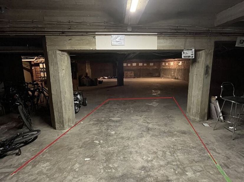 Ondergrondse staanplaats in centrum Genk<br />
De ondergrondse parkeerplaats is gelegen in Genk op de Winterslagstraat ter hoogte van nummer 8.<br />