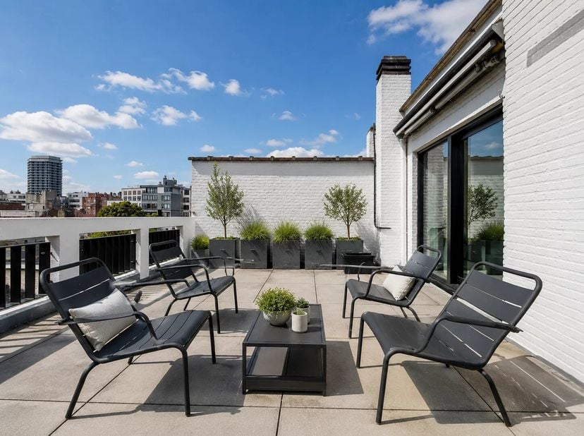 Op een steenworp afstand van de Louizalaan, in het hart van een gewilde wijk waar stedelijke levendigheid en rust samenkomen, bevindt dit penthouse zi