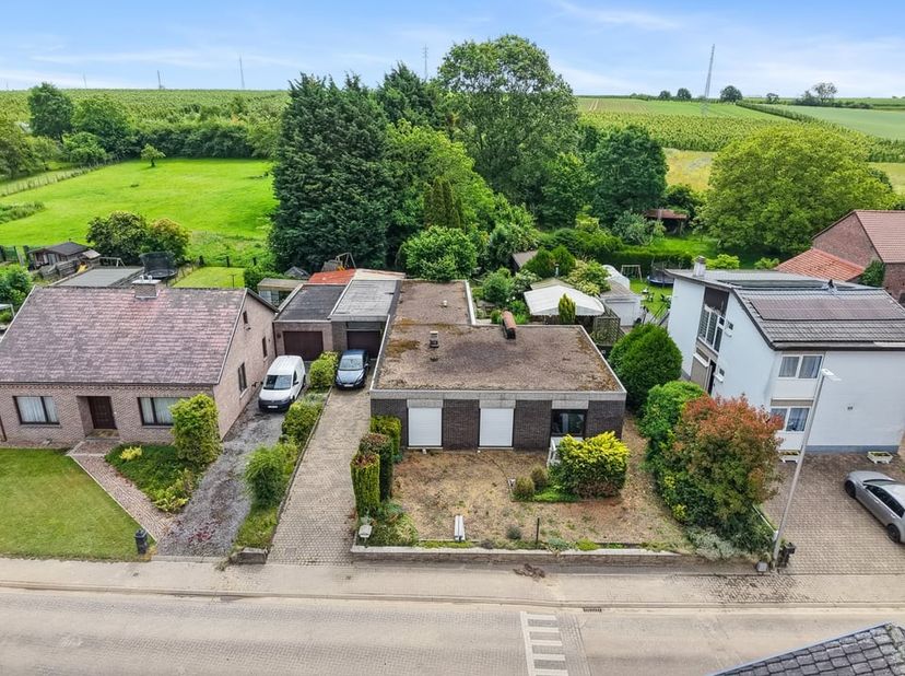 Deze charmante open bebouwing, gelegen aan Halmaal-Dorp 122 in Sint-Truiden, werd gebouwd in 1964 en biedt een bewoonbare oppervlakte van 168 m². Een