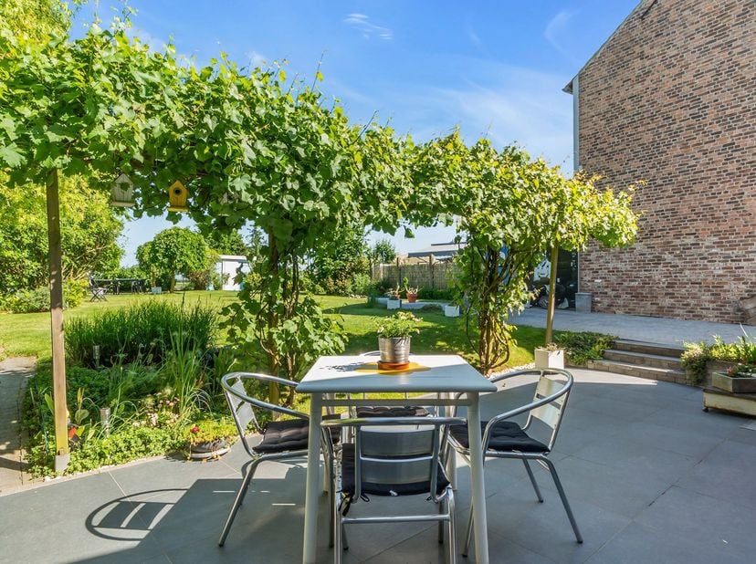 Bent u op zoek naar een woning met karakter, ruimte en een unieke uitstraling? Dan zal deze charmante halfopen bebouwing u ongetwijfeld weten te bekor