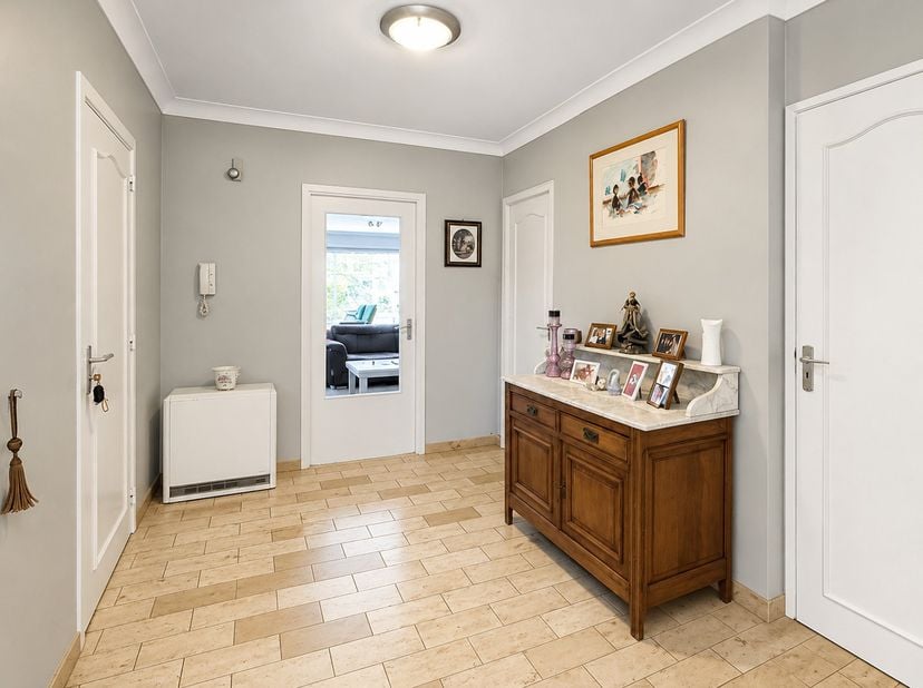 CHARMANT APPARTEMENT TUSSEN HET GROEN<br />
<br />
<br />
Zéér goed onderhouden appartement met een ruim zonnig terras gelegen in residentie Kievit. D