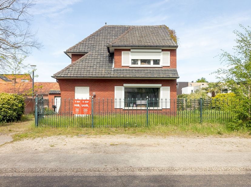 WOONHUIS - Onderwijslaan 1, gekadastreerd sectie I nummer 1377AP0000, oppervlakte 7a 48ca. <br />
Omvattende: Kelder - Gelijkvloers: hal, living, keuk