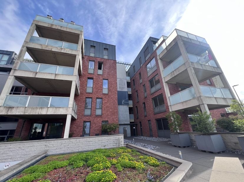 GROTE BREEMSTRAAT 19/7:<br />
<br />
Stijlvol 2-slaapkamer-appartement met mooi terras en ondergrondse autostandplaats. Kan gemeubeld of ongemeubeld g